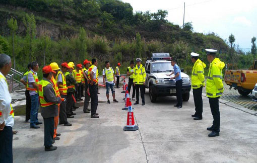 養(yǎng)護分公司承建泥巴山隧道路面改造項目開展安全教育培訓