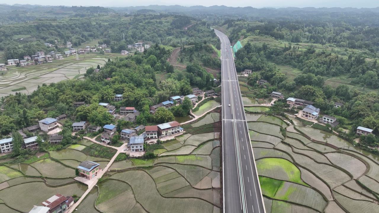 主線路面完工！川渝高速大通道開梁高速（四川境）通車在即